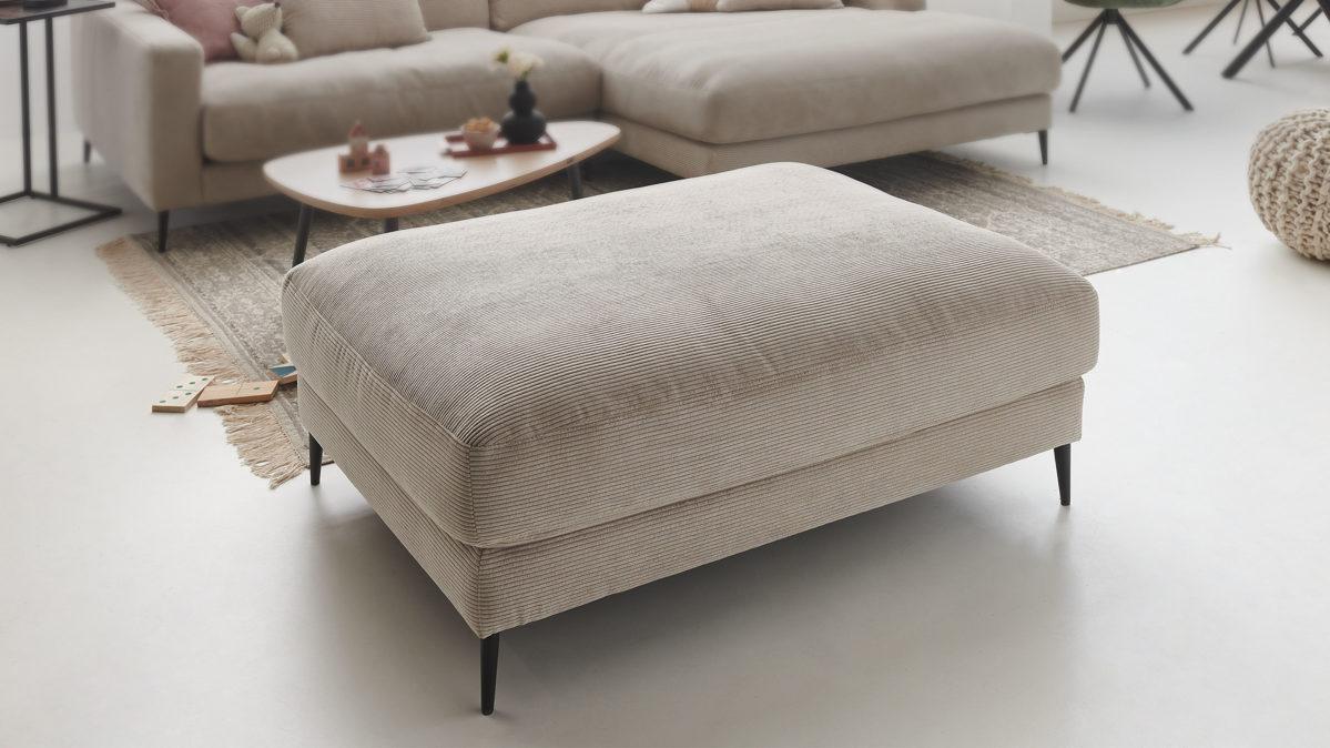 Polsterhocker SOFAkultur aus Stoff in Beige SOFAkultur Programm SK 711 - XXL-Polsterhocker sandfarbener Feincord & schwarze Metallfüße - ca. 90 x 120 cm