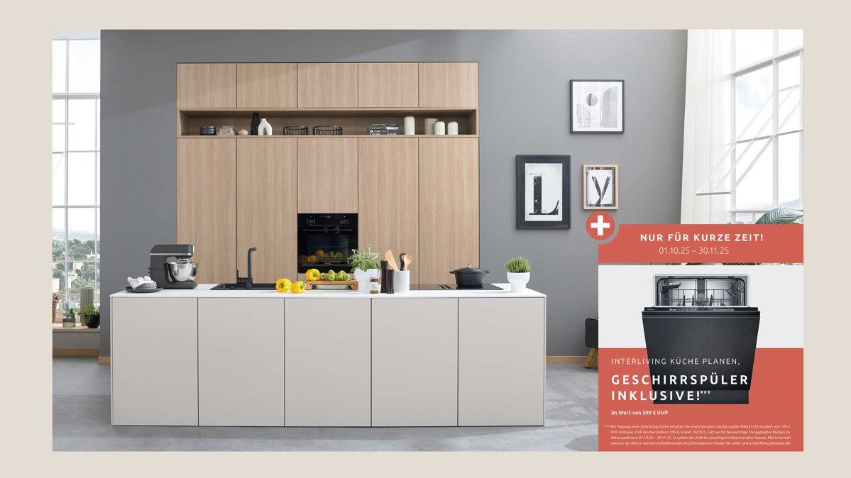Einbauküche Interliving aus Holz in Beige Interliving Küche Serie 3085 mit SIEMENS Einbaugeräten Sahara & Natureiche – zweizeilig