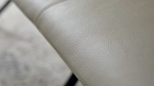 Polsterbank Interliving aus Leder in Beige Interliving Esszimmer Serie 5115 - lederbezogene  Polsterbank milchkaffeefarbenes Leder Tendens Latte & anthrazitfarbenes Metall - Länge ca. 215 cm