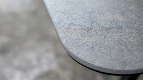 Esstisch Interliving aus Kunstharz in Dunkelgrau Interliving Esszimmer Serie 5115 - Esstisch mit robuster Tischplatte DEKTON® Grafitte Industrial & anthrazitfarbenes Metall - ca. 200 x 100 cm