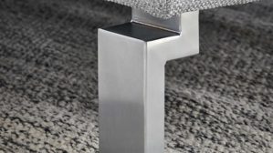 Polsterhocker SOFAkultur aus Stoff in Hellgrau SOFAkultur Programm SK 239 - Polsterhocker hellgraues Flachgewebe Mono & Metallfüße 222 - ca. 70 x 70 cm