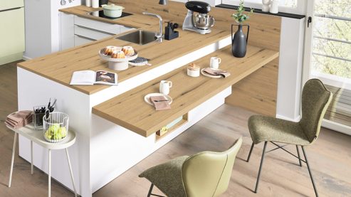 Einbauküche Interliving aus Holz in Weiß Interliving Küche Serie 3109 mit Constructa-Einbaugeräten Arcticweiß, Avocado & Vulkaneiche - zweizeilig