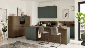 Einbauküche Interliving aus Holz in Dunkelgrün Interliving Küche Serie 3113 mit AEG Einbaugeräten Black Green & Walnuss Havanna - dreizeilig