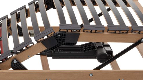 Lattenrost Interliving aus Holz in Holzfarben Interliving Lattenrost Serie 1952 - flacher Smartrahmen zweifach motorisch mit Handschalter – Liegefläche ca. 90 x 200 cm