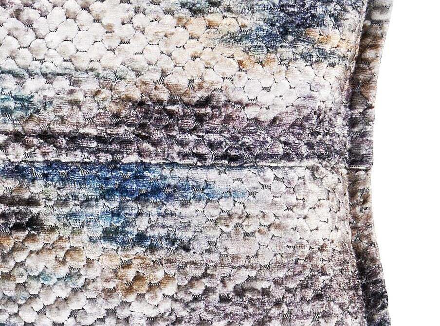 Kissenbezug /-hülle Done.® aus Stoff in Blau done.® Kissenhülle Cushion Glam Colour blau gemusterter Samt – ca. 40 x 60 cm