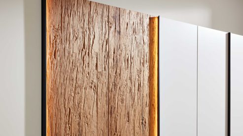 Kleiderschrank Interliving aus Holz in Weiß Interliving Schlafzimmer Serie 1025 – Kleiderschrank Weiß & Balkeneiche gehackt - fünf Türen, Breite ca. 249 cm