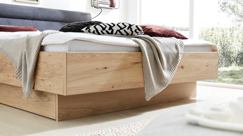 Bettgestell Interliving aus Holz in Holzfarben Interliving Schlafzimmer Serie 1023 – Bettgestell schwebend, Liegefläche ca. 200 x 200 cm - Balkeneiche & Anthrazit