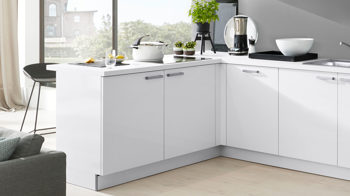 Einbauküche Interliving aus Holz in Weiß Interliving Küche Serie 3022 mit privileg Einbaugeräten Weiß & Lava Hochglanz – Stellfläche ca. 185 x 380 cm