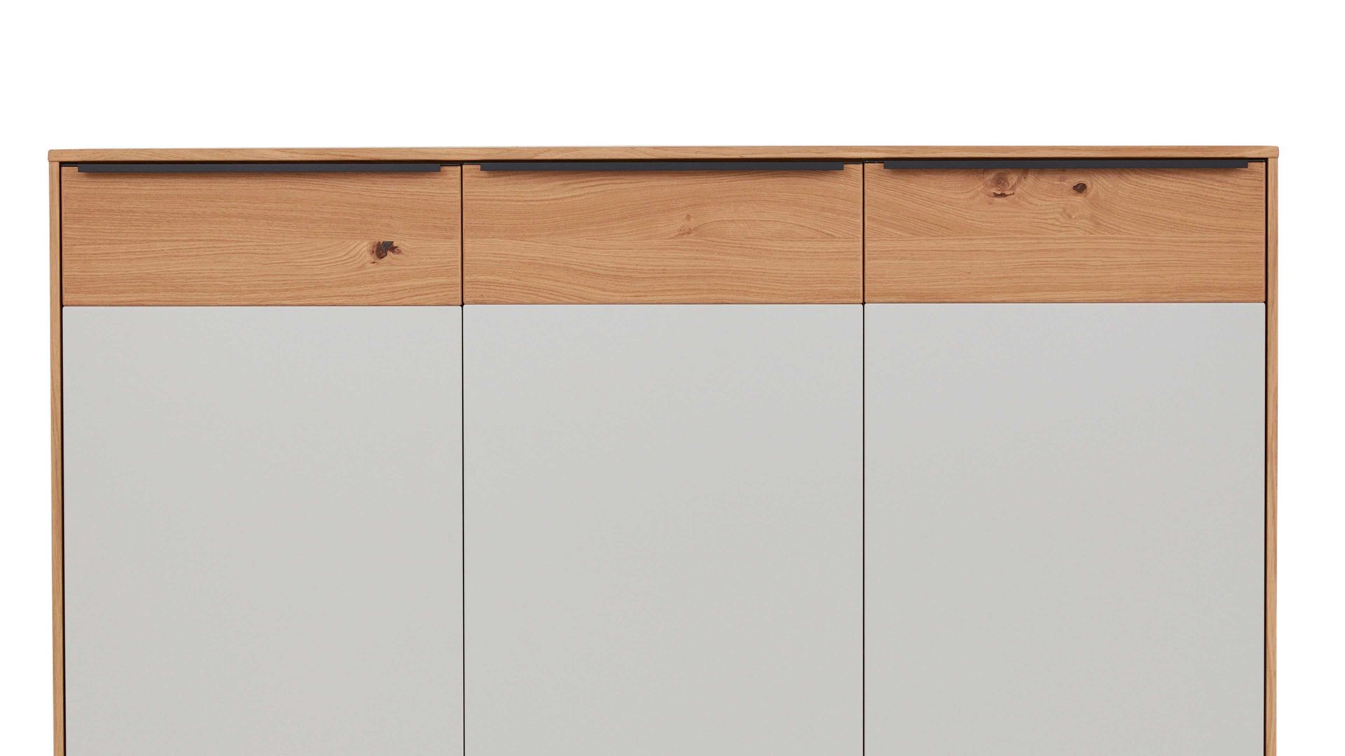 Schuhschrank Interliving aus Holz in Holzfarben Interliving Garderoben Serie 6005 – Schuhschrank Eiche & lichtgrauer Lack – drei Türen