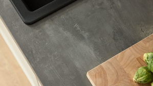 Einbauküche culineo® aus Holz in Weiß Culineo® Einbauküche C684 mit Einbaugeräten Mattweiß & schiefergraues Stripewood  - Länge ca. 460 cm