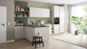 Einbauküche culineo® aus Holz in Beige Culineo® Einbauküche C615 mit AEG Einbaugeräten Sand & taupefarbenes Stripewood  - Stellfläche ca. 442 x 200 cm