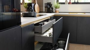 Einbauküche culineo® aus Holz in Schwarz Culineo® Einbauküche C382 mit Einbaugeräten Eiche Nero - Stellfläche ca. 335 x 305 cm