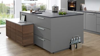 Einbauküche Nolte® küchen aus Holz in Grau nolte® Einbauküche Soft Lack mit AEG-Einbaugeräten Quarzgrau & Nussbaum Kuba – zweizeilig