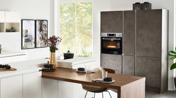 Einbauküche Nolte® küchen aus Holz in Weiß nolte® Einbauküche Soft Lack mit AEG-Einbaugeräten Magnolia, Zement anthrazit & Nussbaum Royal – dreizeilig