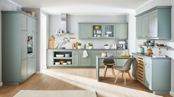 Einbauküche Nobilia® aus Holz in Hellgrün nobilia® Einbauküche Cascada mit SIEMENS-Elektrogeräten Schilf & Verso - dreizeilig