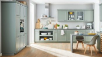 Einbauküche Nobilia® aus Holz in Hellgrün nobilia® Einbauküche Cascada mit SIEMENS-Elektrogeräten Schilf & Verso - dreizeilig