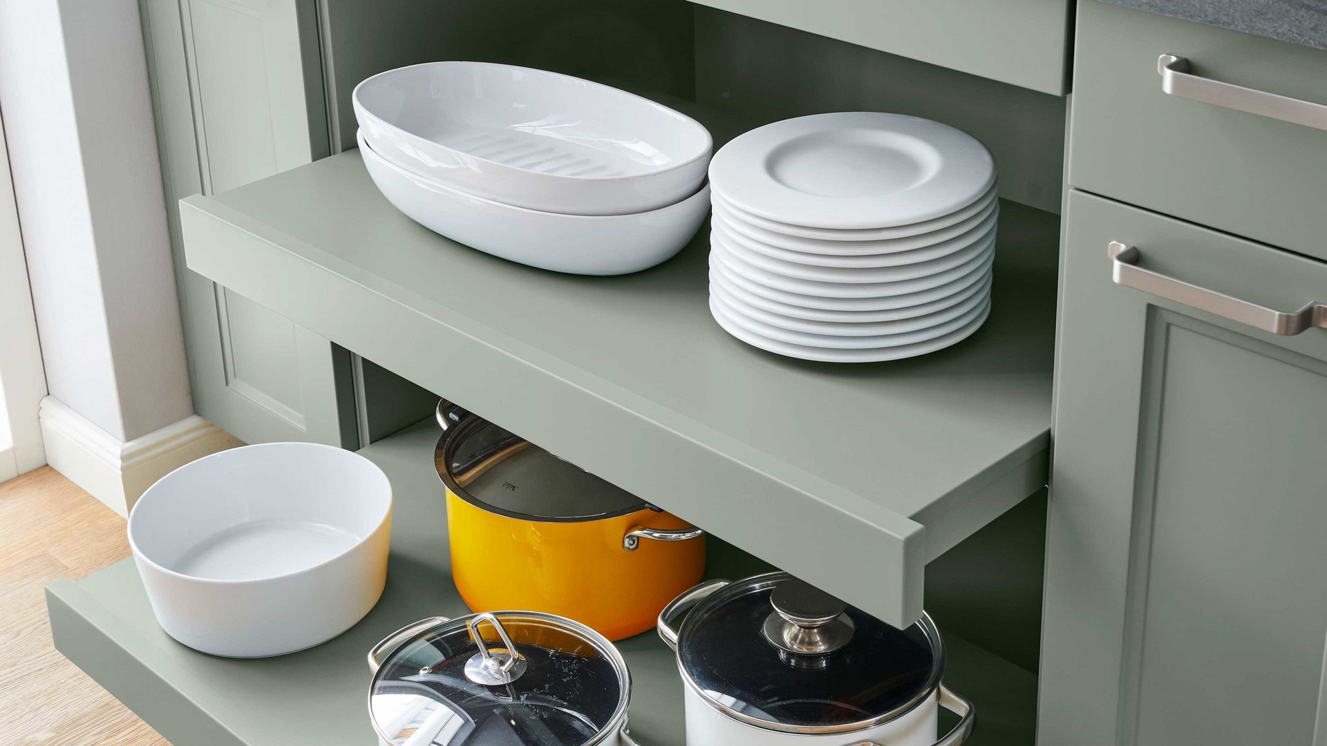 Einbauküche Nobilia® aus Holz in Hellgrün nobilia® Einbauküche Cascada mit SIEMENS-Elektrogeräten Schilf & Verso - dreizeilig