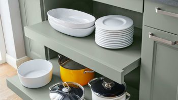 Einbauküche Nobilia® aus Holz in Hellgrün nobilia® Einbauküche Cascada mit SIEMENS-Elektrogeräten Schilf & Verso - dreizeilig