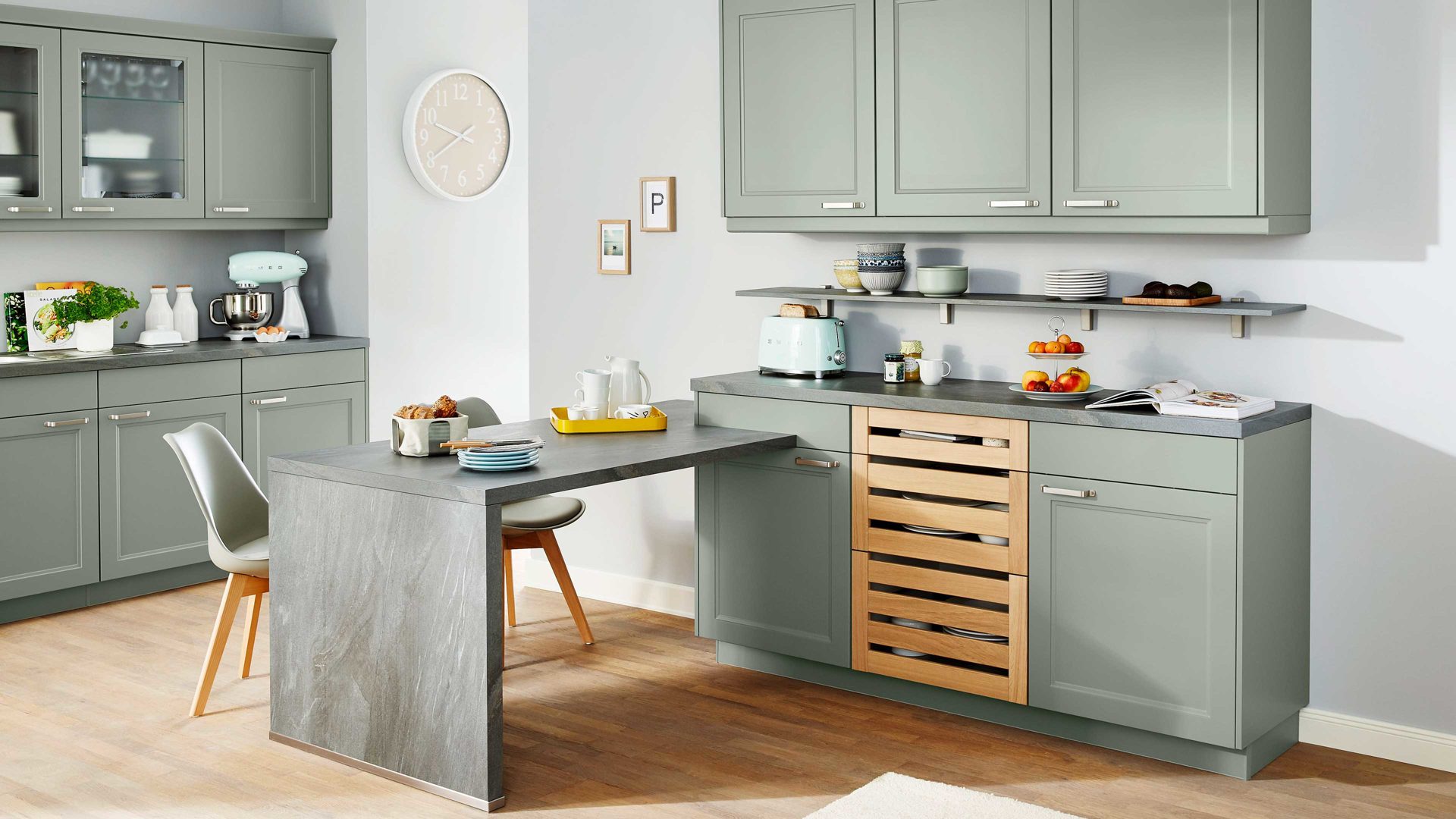 Einbauküche Nobilia® aus Holz in Hellgrün nobilia® Einbauküche Cascada mit SIEMENS-Elektrogeräten Schilf & Verso - dreizeilig