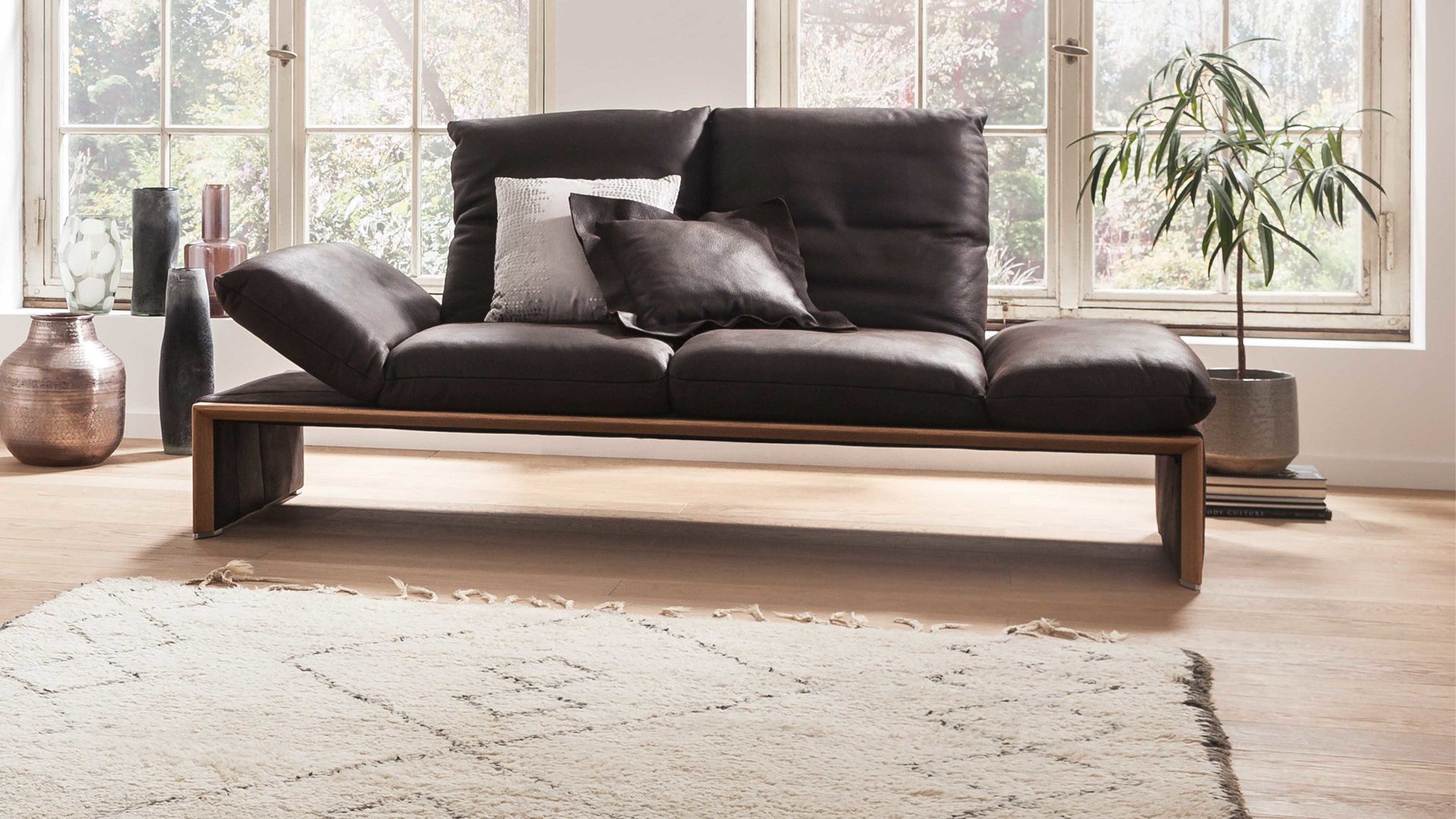 2,5-Sitzer Koinor aus Leder in Dunkelbraun KOINOR 2,5-Sitzer Ledersofa Harriet schokofarbenes Leder India & Wildeiche – Länge ca. 236 cm