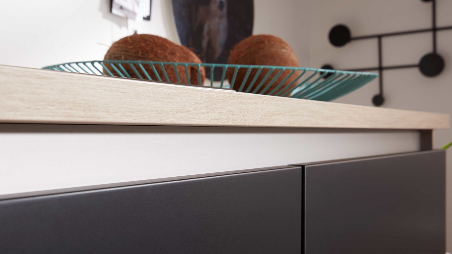 Einbauküche Interliving aus Holz in Schwarz Interliving Küche Serie 3024 mit AEG-Einbaugeräten Mattschwarz & Asteiche natur – zweizeilig