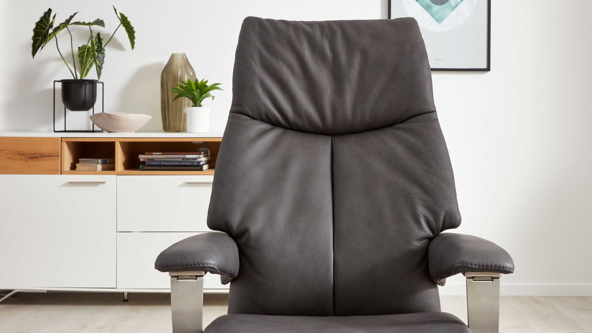 Relaxsessel Interliving aus Leder in Grau Interliving Sessel Serie 4551 – Relaxsessel colafarbenes LongLife-Leder & edelstahlfarbener Sternfuß – ein Motor