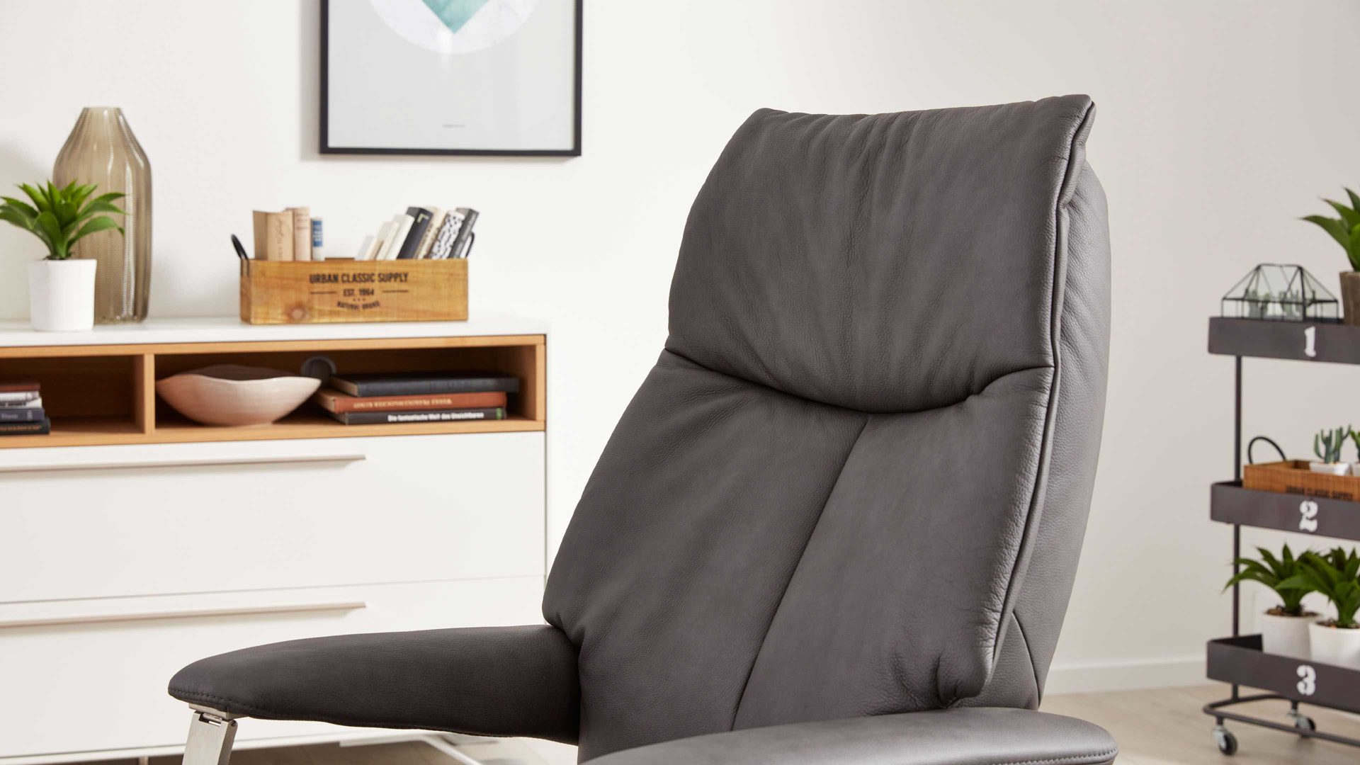 Relaxsessel Interliving aus Leder in Grau Interliving Sessel Serie 4551 – Komfortsessel colafarbenes LongLife-Leder & edelstahlfarbener Sternfuß – zwei Motoren