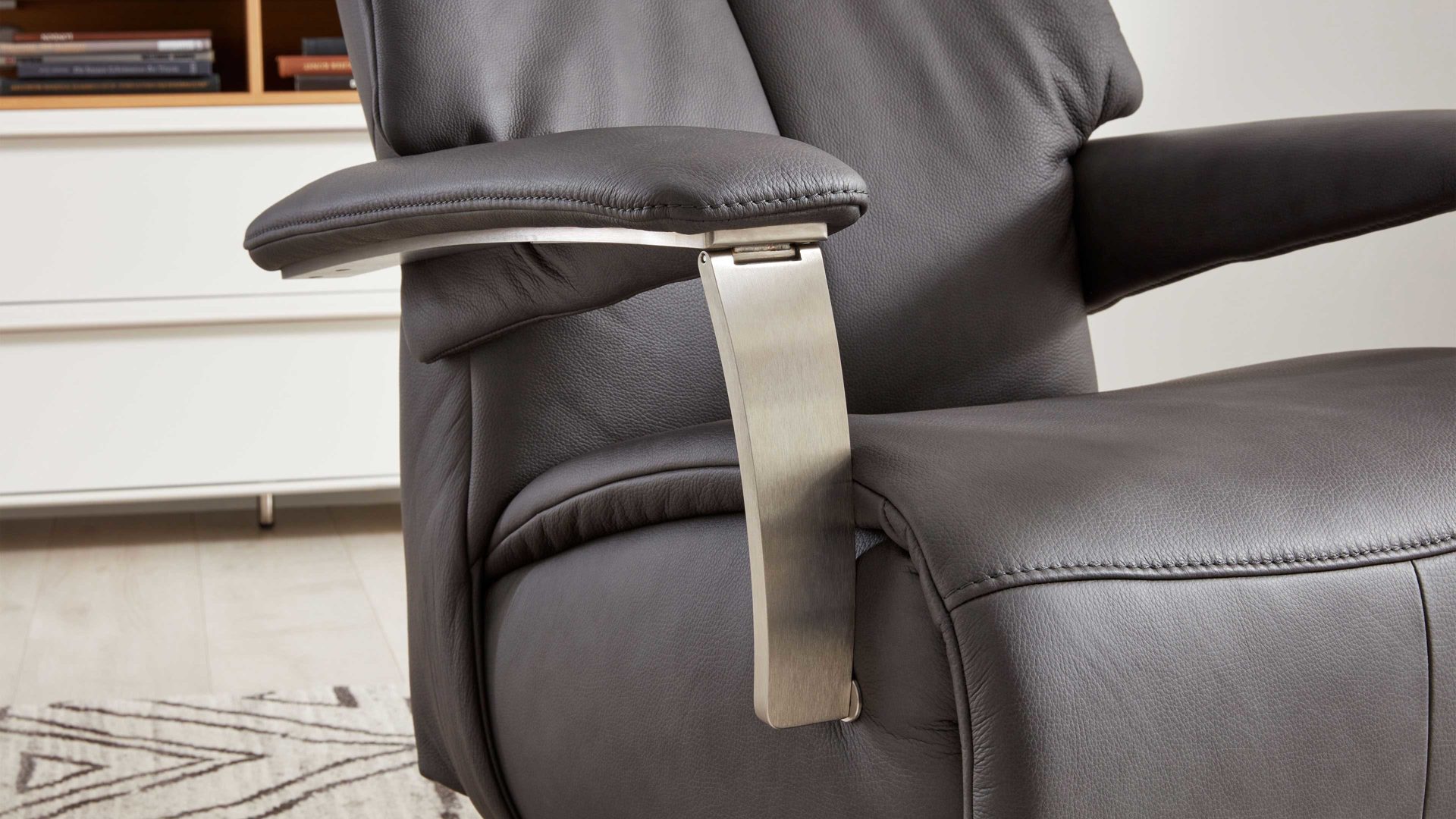 Relaxsessel Interliving aus Leder in Grau Interliving Sessel Serie 4551 – Komfortsessel colafarbenes LongLife-Leder & edelstahlfarbener Sternfuß – zwei Motoren