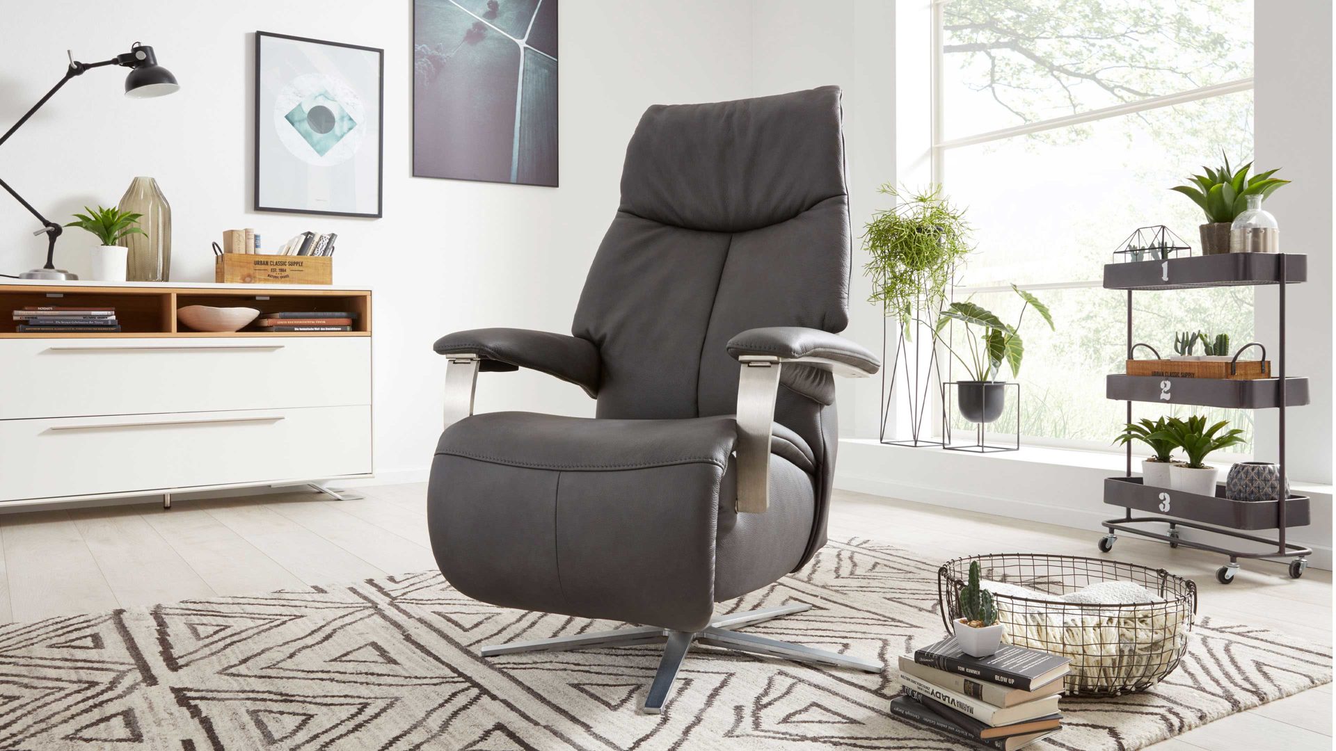 Relaxsessel Interliving aus Leder in Grau Interliving Sessel Serie 4551 – Sessel 56U44 colafarbenes LongLife-Leder & edelstahlfarbener Sternfuß – zwei Motoren