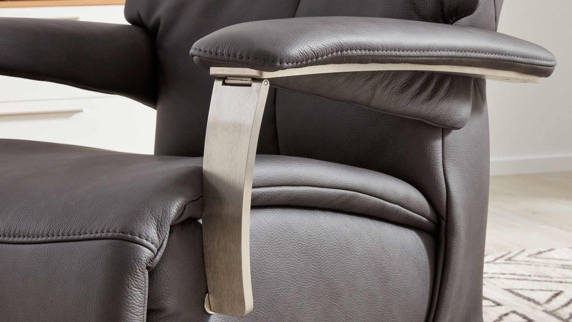 Relaxsessel Interliving aus Leder in Grau Interliving Sessel Serie 4551 – Relaxsessel colafarbenes LongLife-Leder & edelstahlfarbener Sternfuß – ein Motor