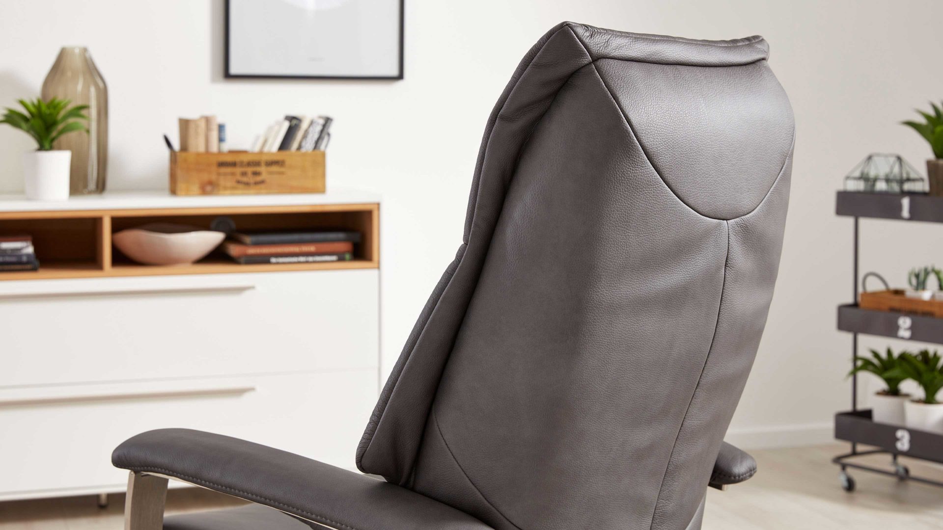 Relaxsessel Interliving aus Leder in Grau Interliving Sessel Serie 4551 – Sessel 56U44 colafarbenes LongLife-Leder & edelstahlfarbener Sternfuß – zwei Motoren