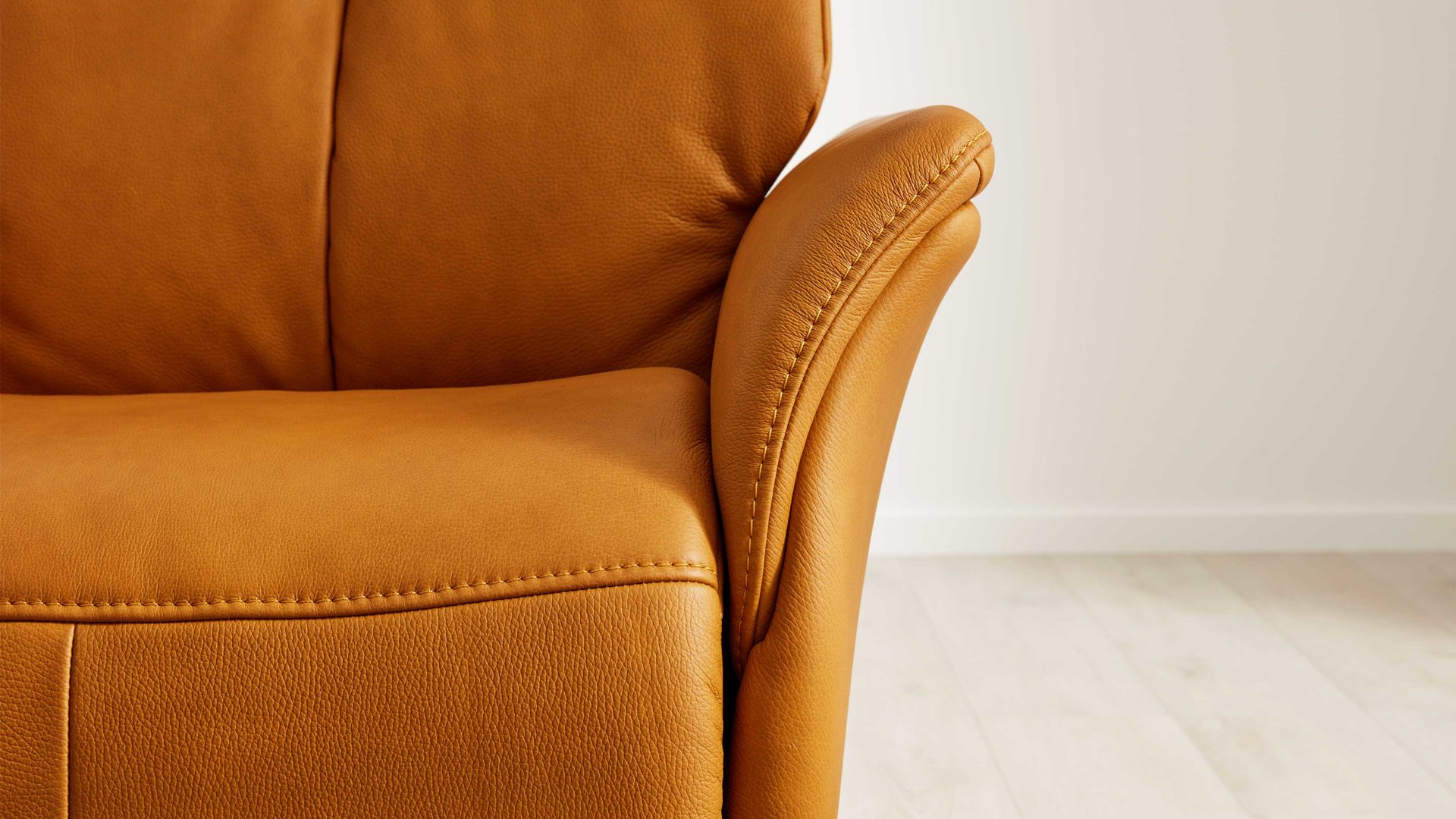 Relaxsessel Interliving aus Leder in Gelb Interliving Sessel Serie 4550 - Sessel zwei Motoren & Aufstehhilfe - kürbisfarbenes LongLife-Leder & anthrazitfarbener Tellerfuß