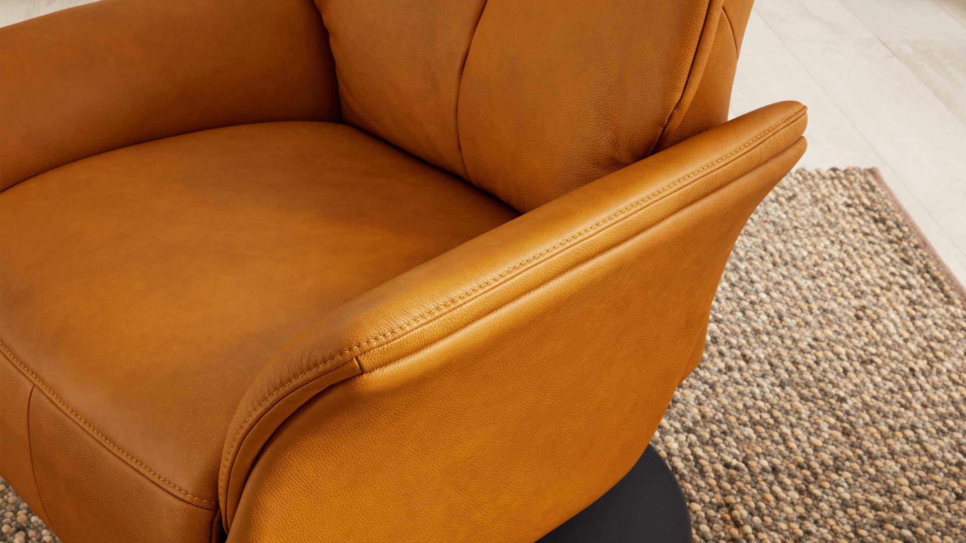 Relaxsessel Interliving aus Leder in Gelb Interliving Sessel Serie 4550 - Sessel 77O44 zwei Motoren & Aufstehhilfe - kürbisfarbenes LongLife-Leder & anthrazitfarbener Tellerfuß