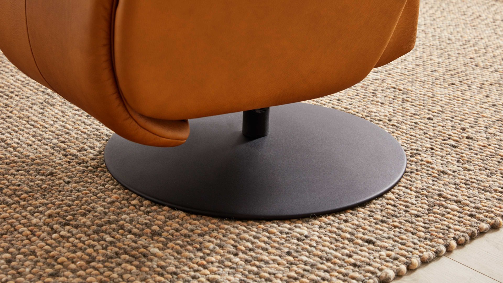 Relaxsessel Interliving aus Leder in Gelb Interliving Sessel Serie 4550 - Sessel 35O44 manuelle Funktionen - kürbisfarbenes LongLife-Leder & anthrazitfarbener Tellerfuß