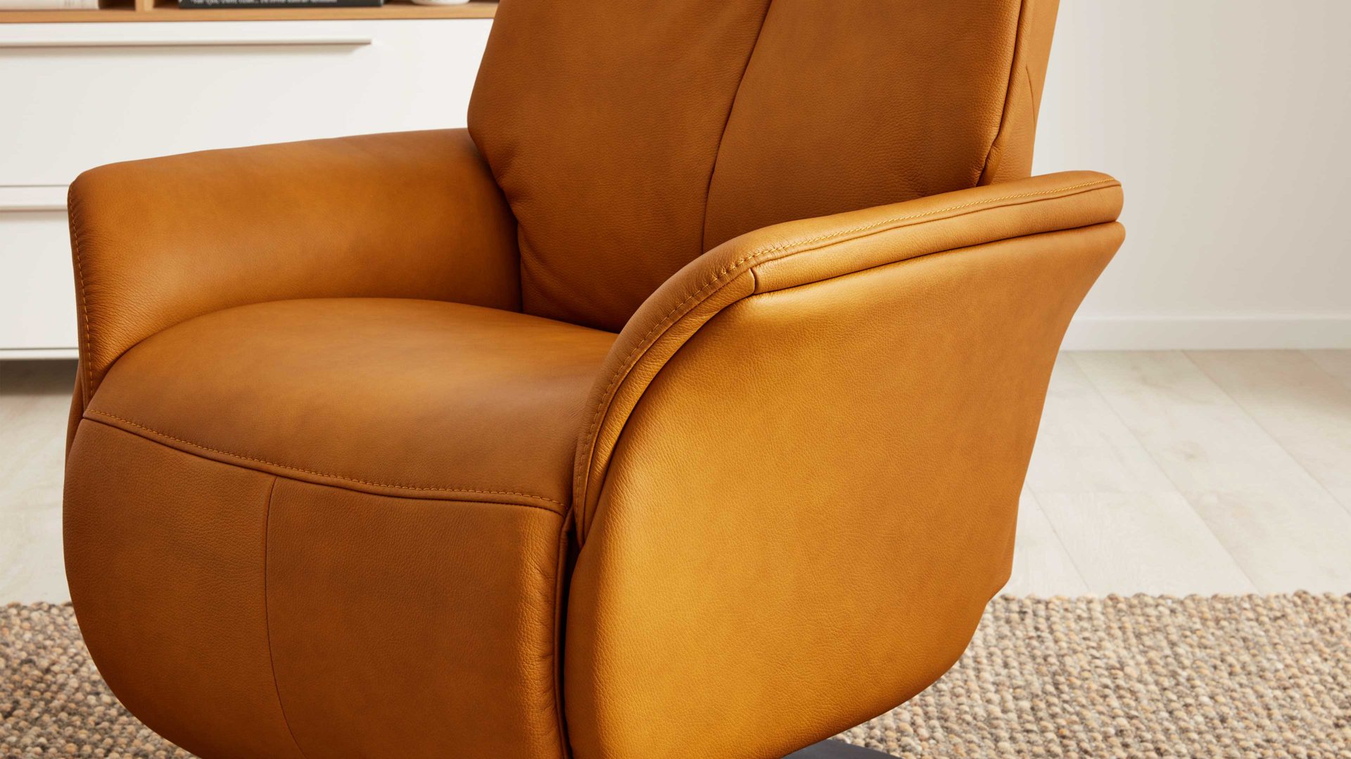 Relaxsessel Interliving aus Leder in Gelb Interliving Sessel Serie 4550 - Sessel zwei Motoren & Aufstehhilfe - kürbisfarbenes LongLife-Leder & anthrazitfarbener Tellerfuß