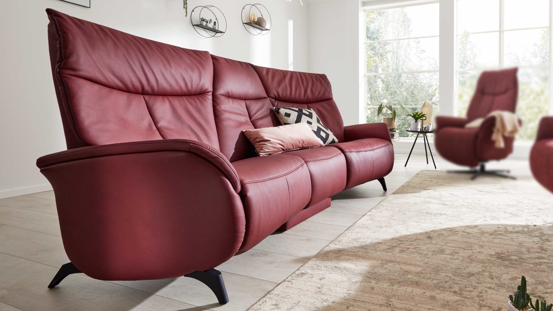 Dreisitzer Interliving aus Leder in Rot Interliving Sofa Serie 4210 – Trapezsofa 70H44 barolofarbenes LongLife-Leder Rustika & anthrazitfarbene Metallfüße – Länge ca. 200 cm