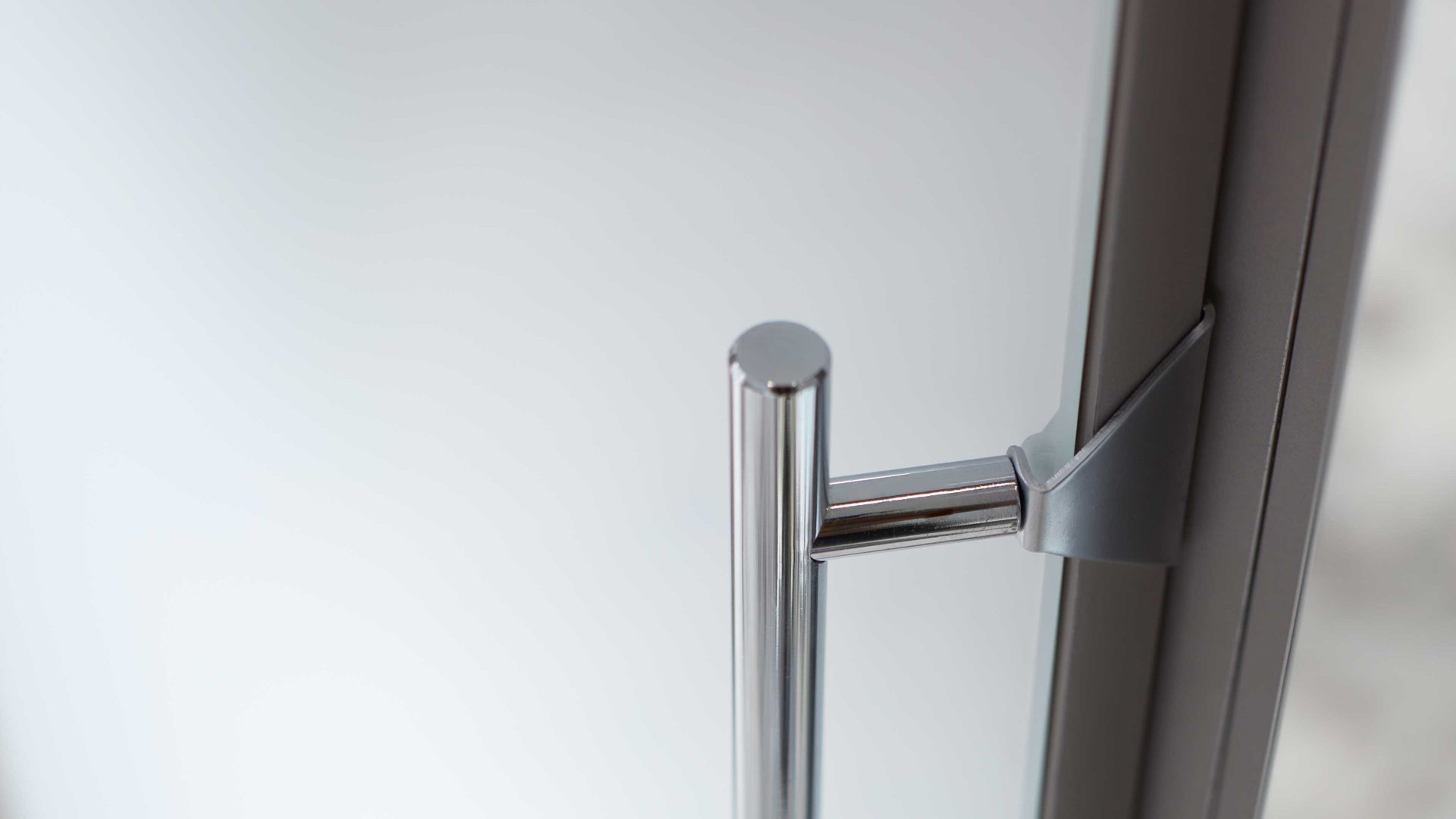 Eckschrank Interliving aus Holz in Weiß Interliving Kleiderschrank Serie 1205 – Eckschrank weiße Glasfronten – vier Türen