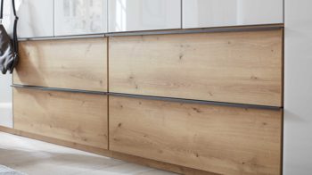 Kleiderschrank Interliving aus Holz in Hellgrau Interliving Kleiderschrank Serie 1205 – Kleiderschrank Champagner & Eiche Bianco – sechs Türen & vier Schubladen, Breite ca. 300 cm