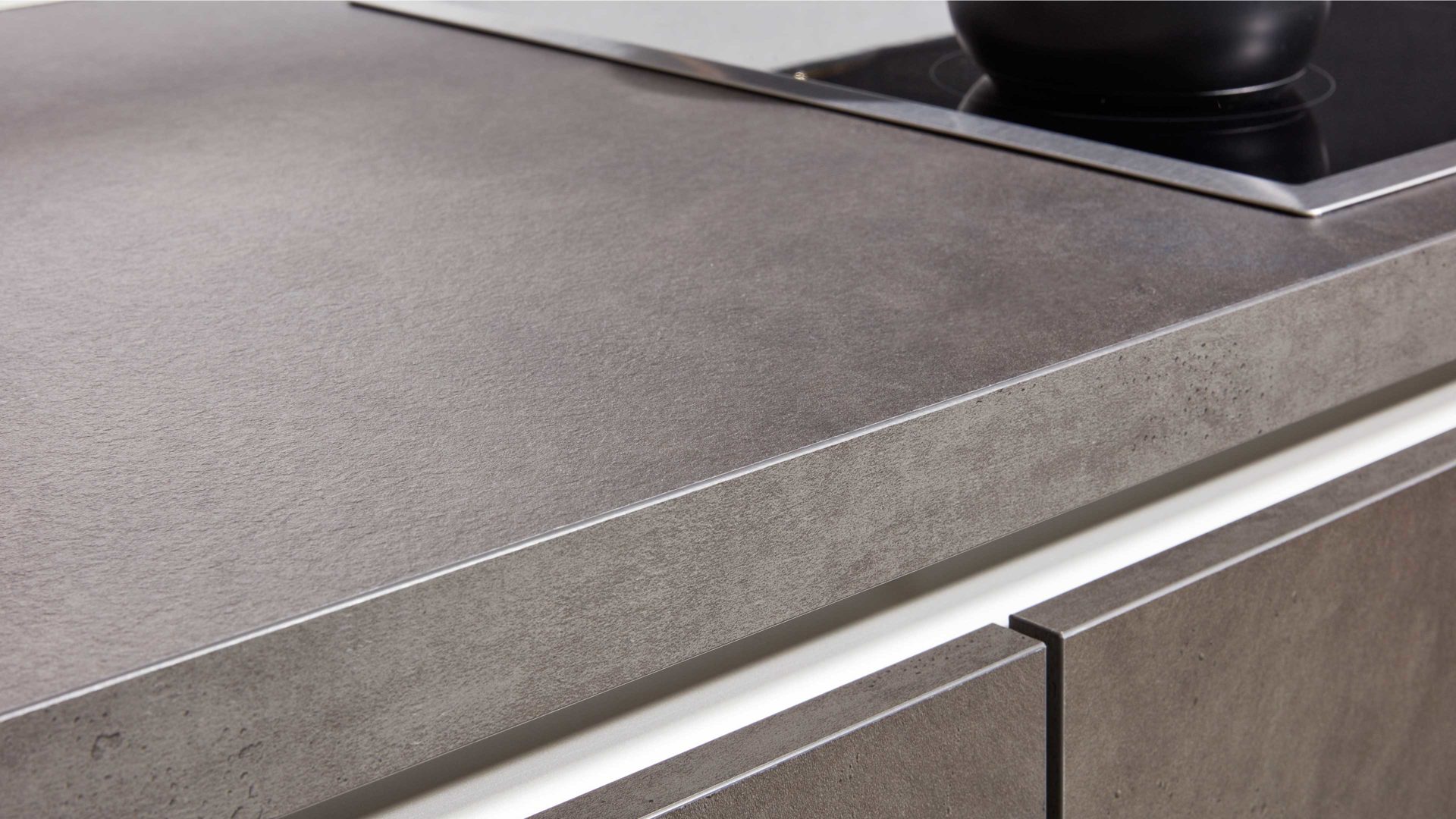 Einbauküche Interliving aus Holz in Schwarz Interliving Küche Serie 3035 mit AEG Einbaugeräten Schwarz & Quarzgrau – zweizeilig