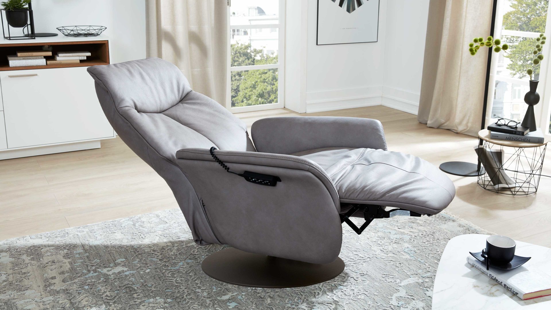 Relaxsessel Interliving aus Leder in Grau Interliving Sessel Serie 4550 - Sessel zwei Motoren & Aufstehhilfe - titanfarbenes LongLife-Leder & anthrazitfarbener Tellerfuß