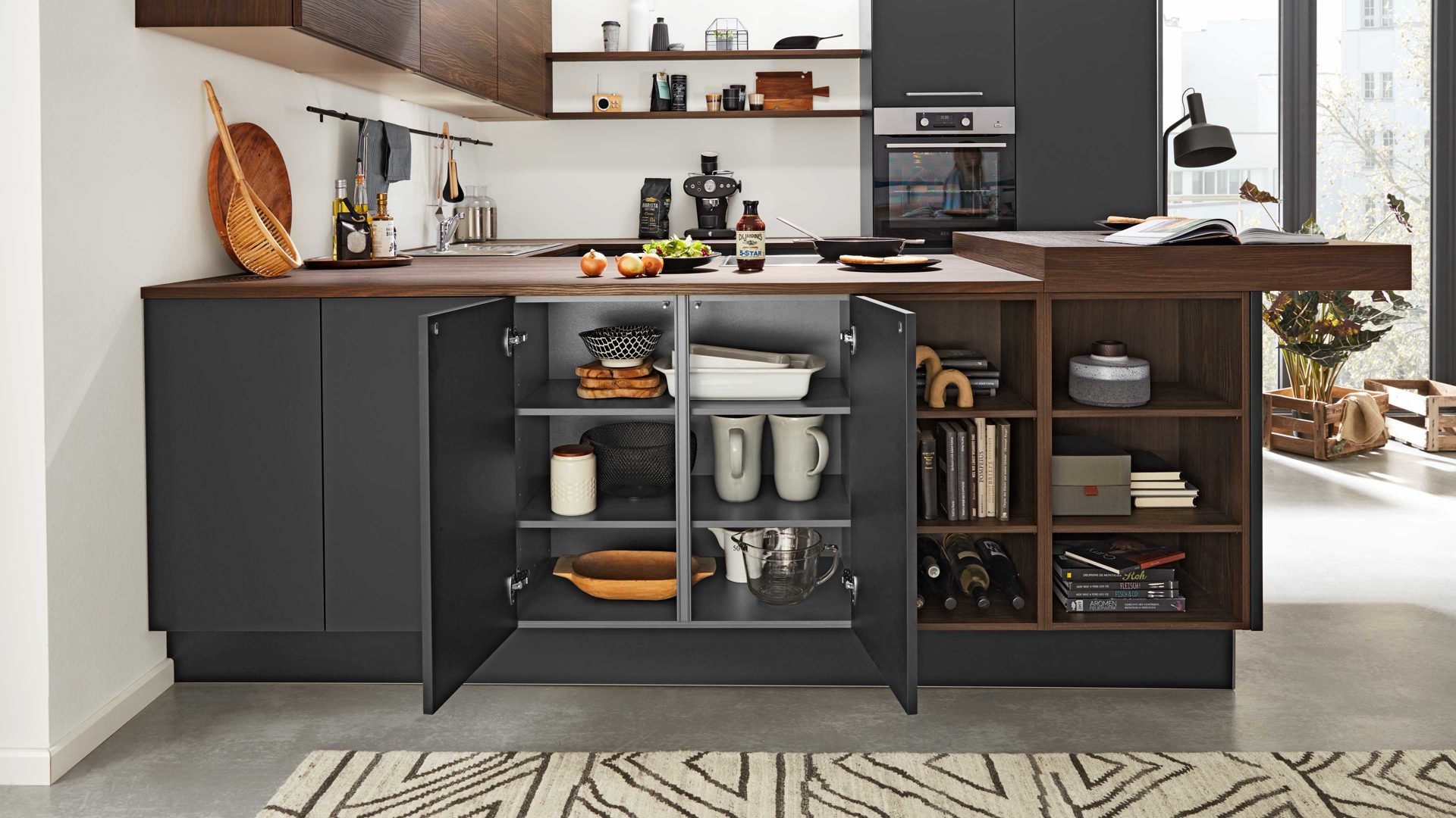 Einbauküche Interliving aus Holz in Schwarz Interliving Küche Serie 3039 mit AEG-Einbaugeräten Mattschwarz & Nussbaum Kuba – Stellfläche ca. 275 x 305 cm