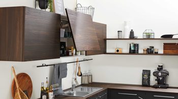 Einbauküche Interliving aus Holz in Schwarz Interliving Küche Serie 3039 mit AEG-Einbaugeräten Mattschwarz & Nussbaum Kuba – Stellfläche ca. 275 x 305 cm