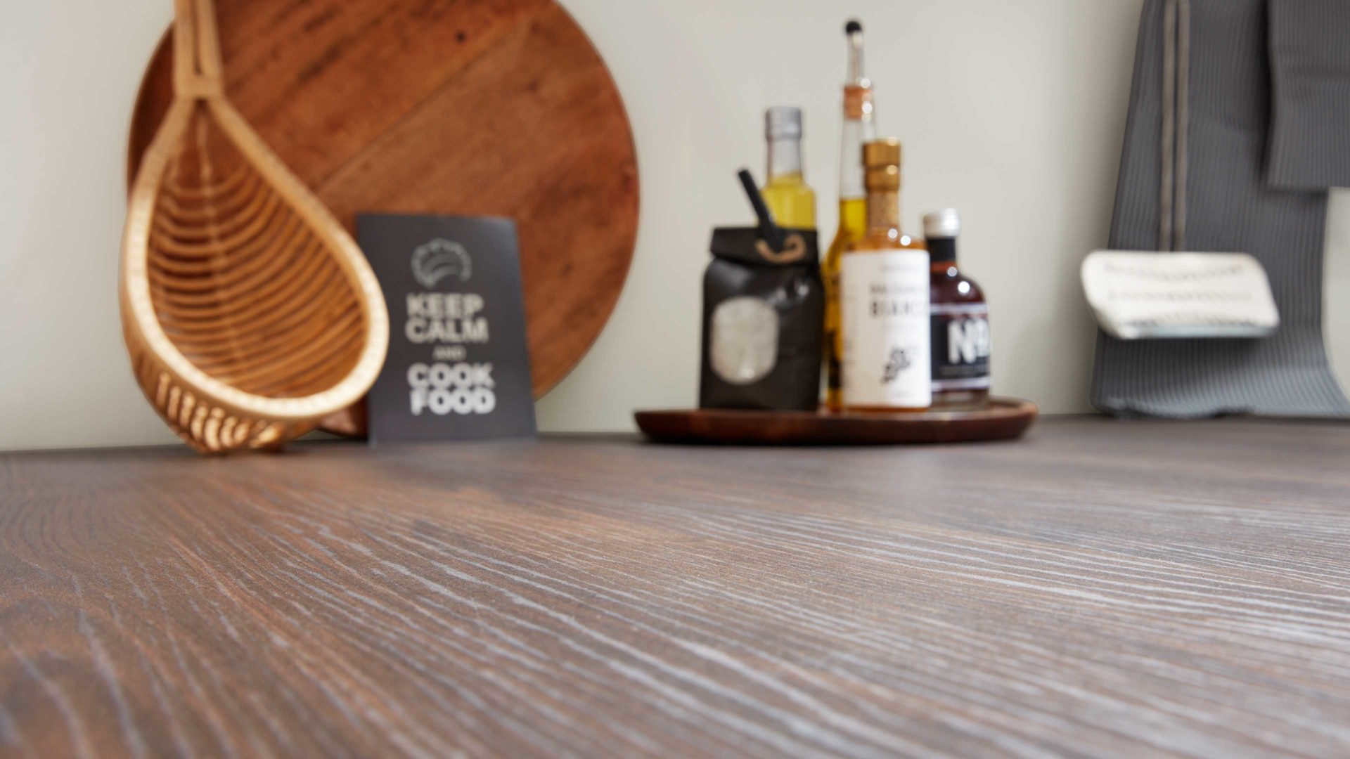 Einbauküche Interliving aus Holz in Schwarz Interliving Küche Serie 3039 mit AEG-Einbaugeräten Mattschwarz & Nussbaum Kuba – Stellfläche ca. 275 x 305 cm