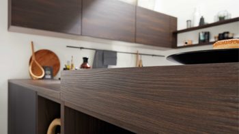 Einbauküche Interliving aus Holz in Schwarz Interliving Küche Serie 3039 mit AEG-Einbaugeräten Mattschwarz & Nussbaum Kuba – Stellfläche ca. 275 x 305 cm