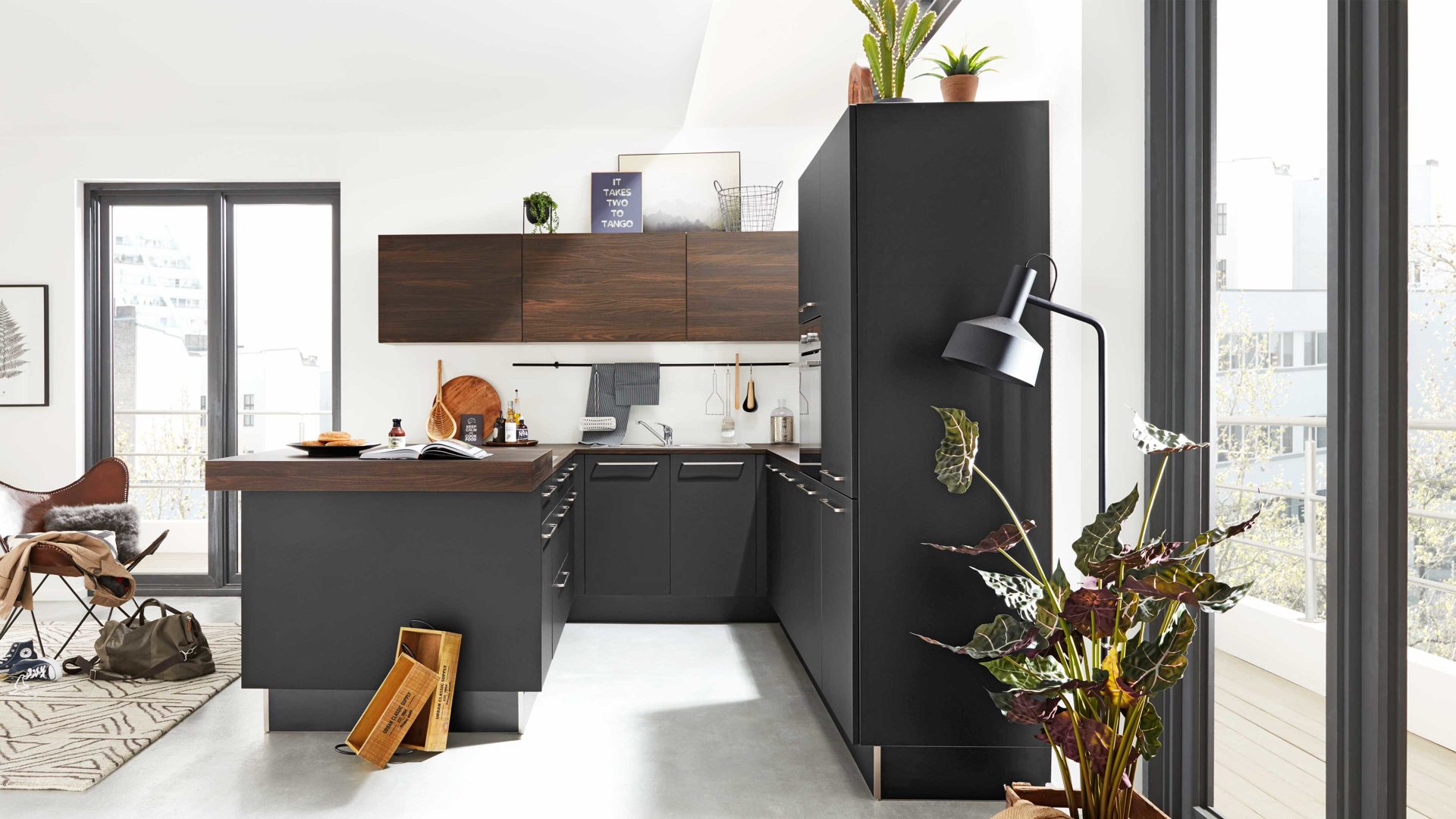 Einbauküche Interliving aus Holz in Schwarz Interliving Küche Serie 3039 mit AEG-Einbaugeräten Mattschwarz & Nussbaum Kuba – Stellfläche ca. 275 x 305 cm