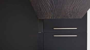 Einbauküche Interliving aus Holz in Schwarz Interliving Küche Serie 3031 mit AEG-Einbaugeräten Mattschwarz & Nussbaum Kuba – Stellfläche ca. 275 x 305 cm