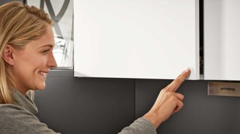 Einbauküche Interliving aus Holz in Weiß Interliving Küche Serie 3032 mit privileg Einbaugeräten Weiß & Quarzgrau - Stellfläche ca. 395 x 245 cm