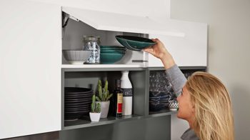 Einbauküche Interliving aus Holz in Weiß Interliving Küche Serie 3032 mit gorenje Einbaugeräten Weiß & Quarzgrau - Stellfläche ca. 395 x 245 cm