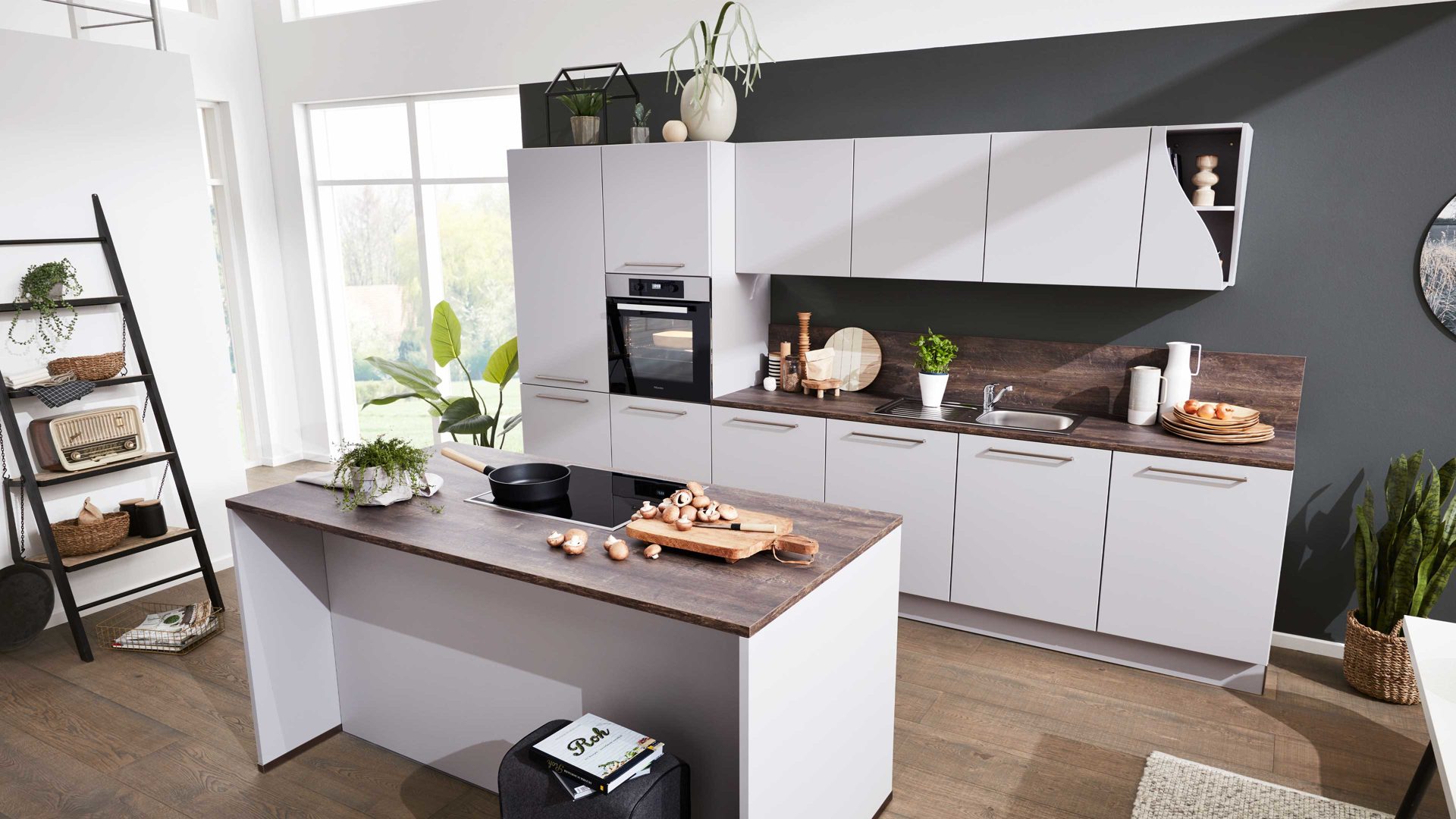 Einbauküche Interliving aus Holz in Grau Interliving Küche Serie 3028 mit Miele-Einbaugeräten Platingrau & Castell Eiche - zweizeilig