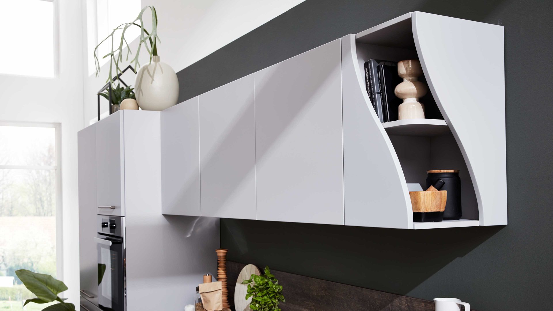 Einbauküche Interliving aus Holz in Grau Interliving Küche Serie 3028 mit Miele-Einbaugeräten Platingrau & Castell Eiche - zweizeilig